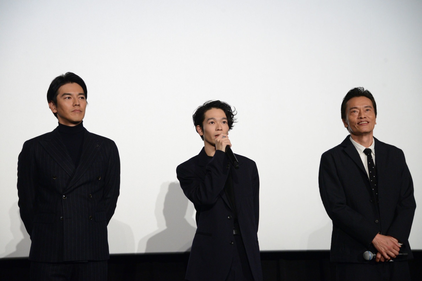 左から要潤、岩井拳士朗、遠藤憲一。