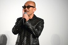 白鳥玉季に褒められ、頰に手を当てる竹中直人。