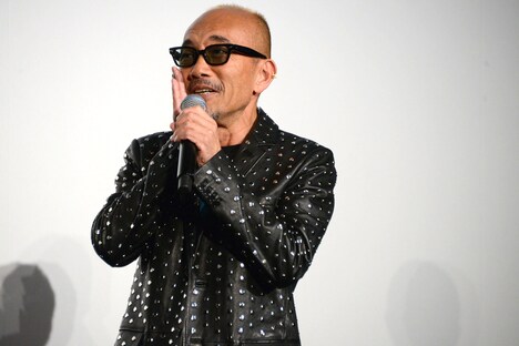 白鳥玉季に褒められ、頰に手を当てる竹中直人。