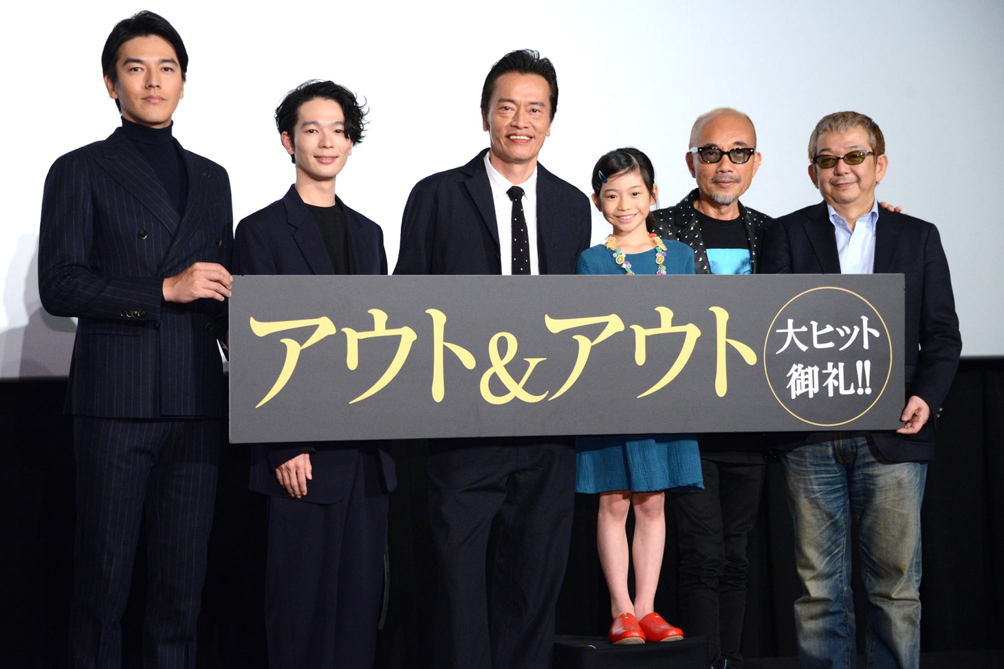 「アウト＆アウト」初日舞台挨拶にて、左から要潤、岩井拳士朗、遠藤憲一、白鳥玉季、竹中直人、きうちかずひろ。