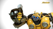 「バンブルビー」特別映像より。コラボキーホルダーを持つバンブルビー。