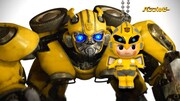 「バンブルビー」特別映像より。コラボキーホルダーに興味津々なバンブルビー。