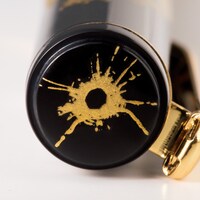 DIME付録の「ゴルゴ13」オリジナル万年筆。蓋には弾痕をデザイン。