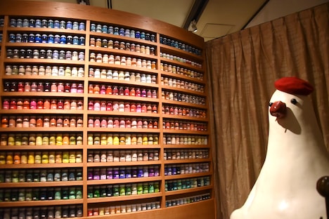 映画制作に使用された580色の絵の具瓶と見張り番を務めるパン種。