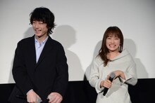 左から坂口健太郎、川栄李奈。