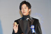 役所広司からもらったライターを見せる松坂桃李。