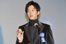 役所広司からもらったライターを見せる松坂桃李。