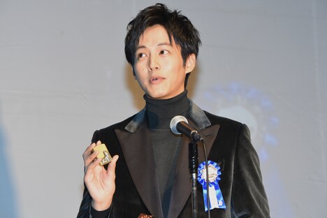 役所広司からもらったライターを見せる松坂桃李。