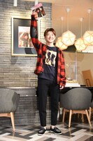 「獲ったどーみたい」と言いながら、写真集を掲げる佐野玲於。