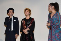 左からリリー・フランキー、村上虹郎、広瀬アリス。