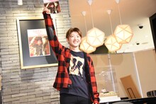 「獲ったどーみたい」と言いながら、写真集を掲げる佐野玲於。