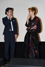 左からリリー・フランキー、村上虹郎。