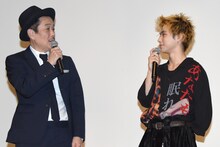 「職質されるぞ」と村上虹郎（右）に忠告するリリー・フランキー（左）。