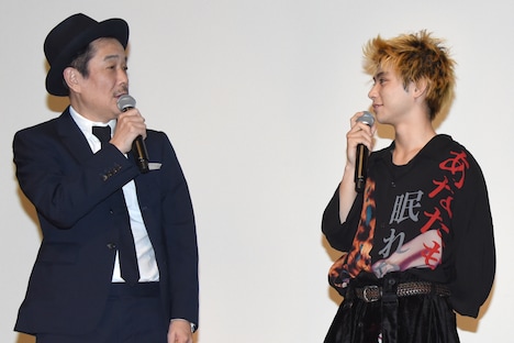 「職質されるぞ」と村上虹郎（右）に忠告するリリー・フランキー（左）。