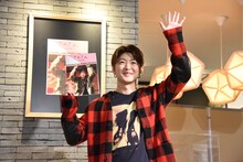 カメラに手を振る佐野玲於。