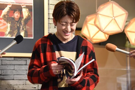 お気に入りのページを選ぶ佐野玲於。