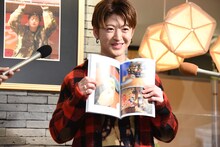 お気に入りのページを選んだ佐野玲於。