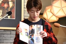 お気に入りのページを選んだ佐野玲於。