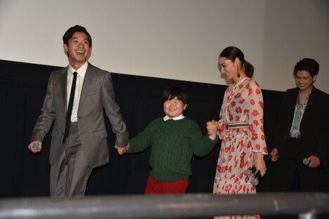 手をつないで登壇したキャストたち。