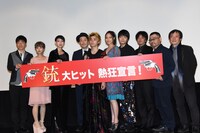 村上虹郎、広瀬アリスらと共に初日舞台挨拶に登壇したジャルジャル後藤（左端）。