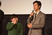 左から小山春朋、太賀。