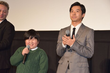 左から小山春朋、太賀。