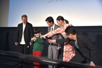 大勢からマイクを向けられる小山春朋（左から2番目）。