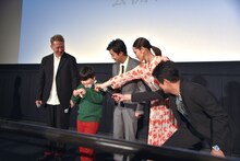 大勢からマイクを向けられる小山春朋（左から2番目）。