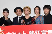 「銃」初日舞台挨拶の様子。左から日南響子、リリー・フランキー、村上虹郎、広瀬アリス、岡山天音。