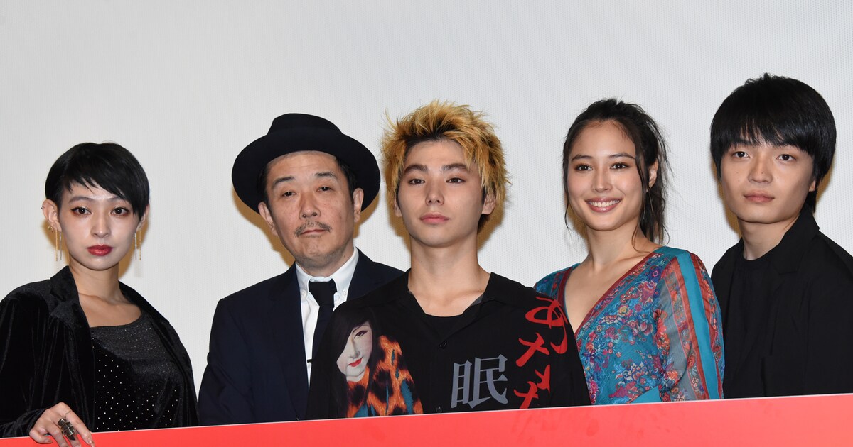 銃」初日、金髪の村上虹郎にリリー・フランキーが「新宿歩いたら職質 