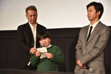 吉田羊への手紙を読み上げる小山春朋（左から2番目）。