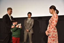 吉田羊（右）への手紙を読み上げる小山春朋（左から2番目）。