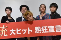 「銃」初日舞台挨拶の様子。