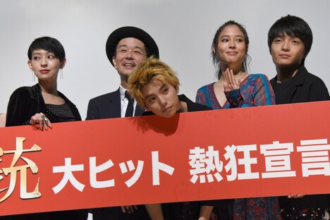 「銃」初日舞台挨拶の様子。