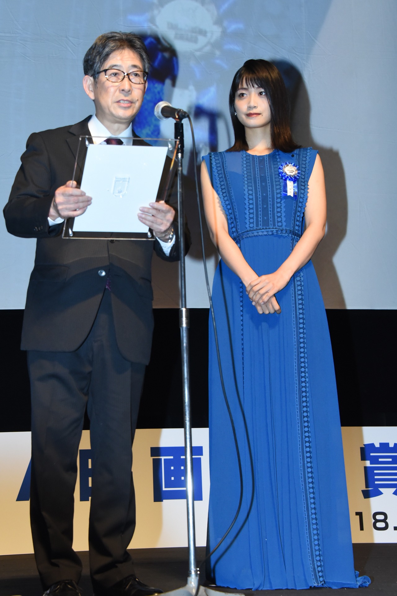 深川麻衣（右）