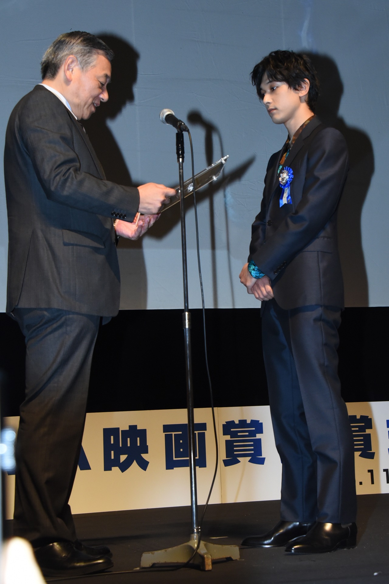 吉沢亮（右）