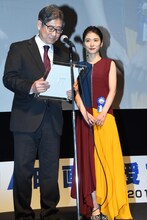 松岡茉優（右）