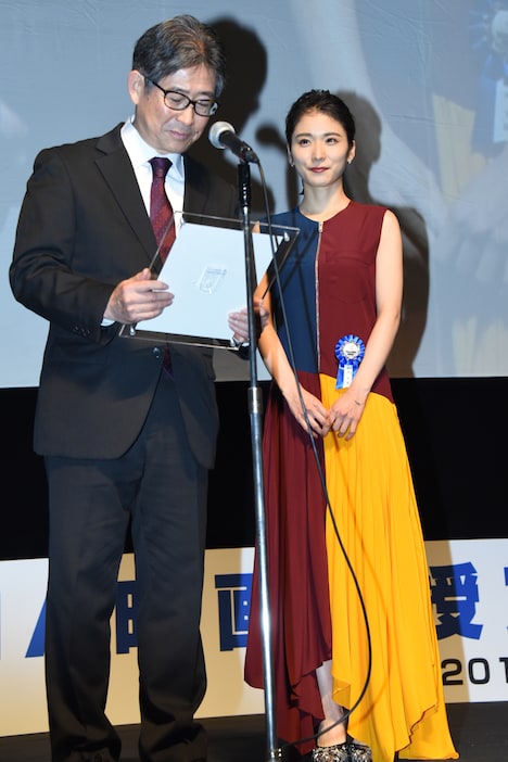 松岡茉優（右）