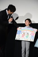 絵を褒める西島秀俊（左）。