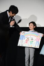 絵を褒める西島秀俊（左）。