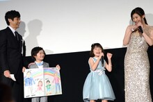 歌とダンスを披露する稲垣来泉（左から3番目）と篠原涼子（右端）。