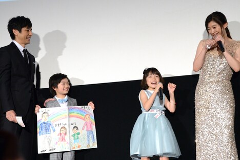 歌とダンスを披露する稲垣来泉（左から3番目）と篠原涼子（右端）。