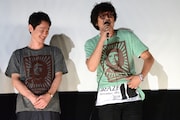 自身のバンドのTシャツを見せる大森南朋(右)。