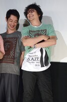 最後のフォトセッション中にも、さりげなく自身のバンドのTシャツをのぞかせる大森南朋（右）。