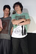 最後のフォトセッション中にも、さりげなく自身のバンドのTシャツをのぞかせる大森南朋(右)。