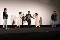 「モスラの歌」にあわせて羽ばたく宮野真守（中央）。