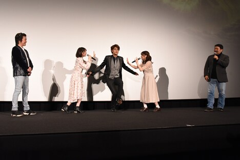 「モスラの歌」にあわせて羽ばたく宮野真守(中央)。