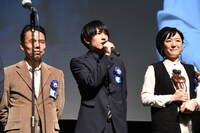 左から細井学、長屋和彰、しゅはまはるみ。
