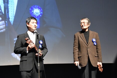 左から沖田修一、山崎努。