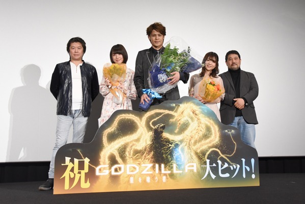 「GODZILLA 星を喰う者」大ヒット舞台挨拶の様子。左から静野孔文、上田麗奈、宮野真守、小澤亜李、瀬下寛之。